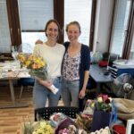 Verabschiedung von 2 Personen mit einem Blumenstrauss