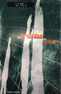 Buchcover der Publikation "Die Fremden sind immer die anderen", man sieht weiße Silhouetten von Personen auf dunklem Hintergrund.